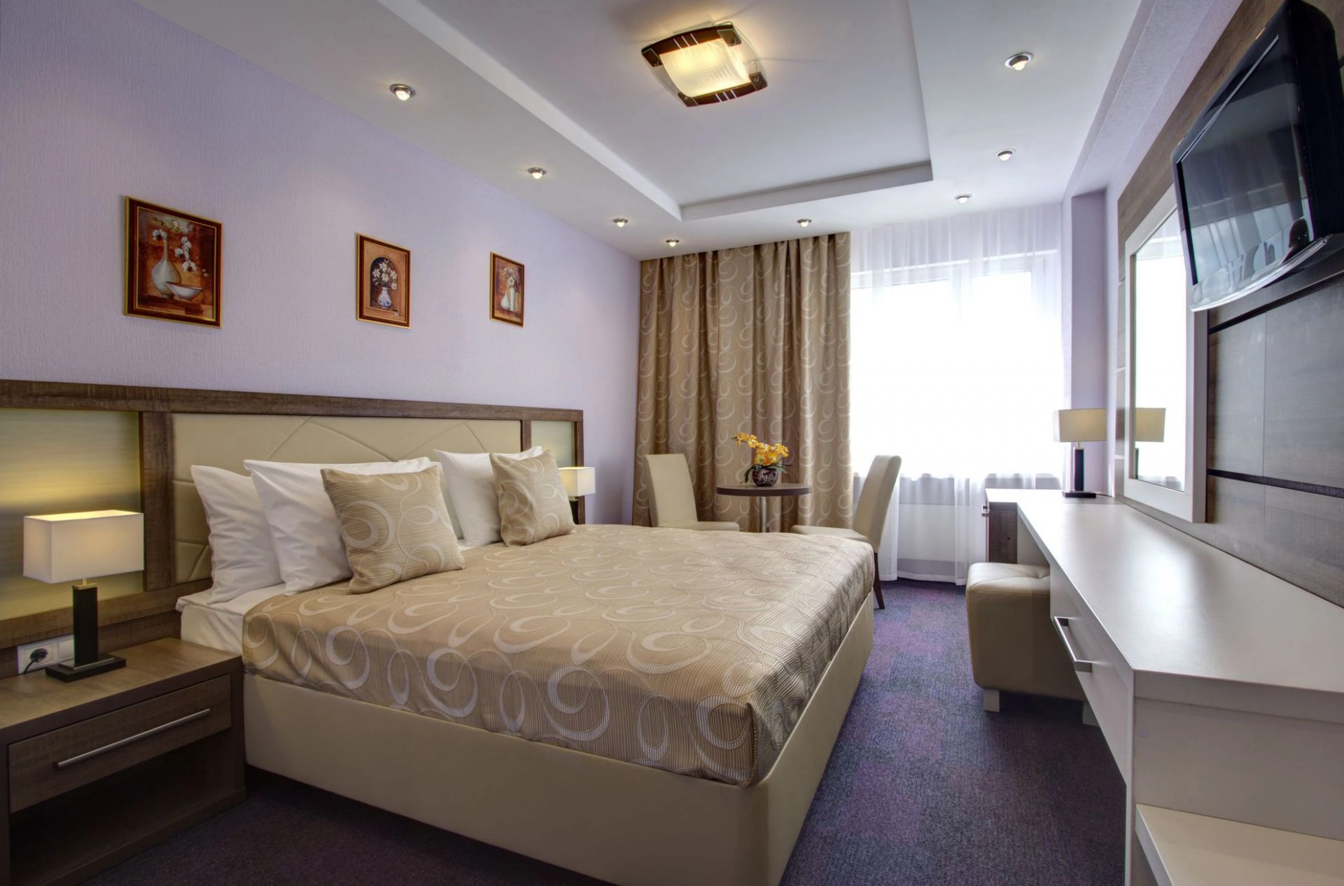 Номер Супериор одна кровать дизайн Фиолет в гостинице Альфа